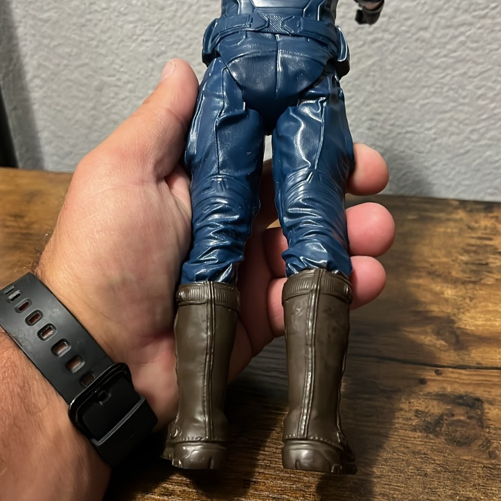 Captain America large figure/ No shield Included - Picture 5 of 7